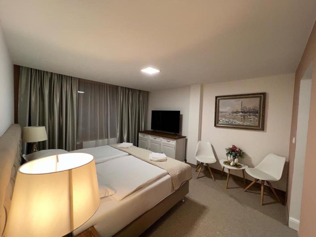 Hotel Galeria Pezinska Baba Пезинок Экстерьер фото